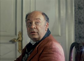 "У нас писарь в уезде был, в пачпортах год рождения одной только циферкой обозначал.
Чернила, шельмец, вишь, экономил. Потом дело прояснилось, его в острог, а пачпорта переделывать уж не стали. Документ все-таки.
Ефимцев, купец, третьего года рождения записан от Рождества Христова, 
Куликов - второго… Кутякин - первого.
Да, много их тут, долгожителей."