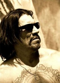 Чуток на Дэнни Трехо похожи черты лица)