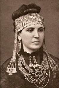 Некоторые факты сильно искажены, а что в подобной статье делает фото диадемы шлимана, я даже и не спрашиваю...