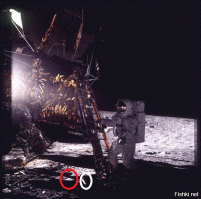 Смущает белое пятно от "тарелки"(белый круг) который находится полностью в тени, тень в красном круге заканчивается.