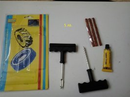 Мой комплект в багажнике. За 5 лет только один раз понадобился фитиль, но не подвел. Сработает и на маленьких, и на больших дырках.

 А компрессор - чуть дороже обыкновенных китайских, "только" 150psi, зато очень шустро закачивает, и не перегревает. Раньше был китайский пластмасовый, 250psi - на свалку выкинул, не качает, перегревает.