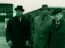 В роли тюремной машины 
На аэродроме Темпельхоф Вольфа ждала тюремная машина с бронированными дверцами и с тремя головорезами из охраны подземной тюрьмы гестапо. В роли тюремной машины снялся УАЗ-452.