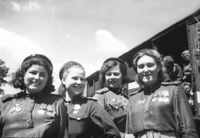 А эти и фоткались в этой форме, и фашиста били, и ничего.
Девушка всегда будет девушкой, а у вас комплексы какие-то.
Тем более на фотках 2,5,6,8,9,12 девушки в своей форме, в которой служат нам с вами.
ЗЫ: Ну а про ТП (которых вы, скорее всего, и имеете ввиду) вообще нет смысла говорить, на то они и ТП. Глянул, плюнул, пролистал - вот как с ними надо. Они не ряженные, они просто ТП, в форме она или голая, с "уточкой" она или со смузи - ТП останется ТП.