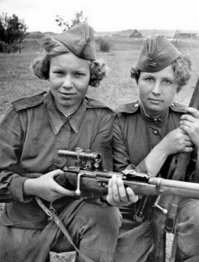 А эти и фоткались в этой форме, и фашиста били, и ничего.
Девушка всегда будет девушкой, а у вас комплексы какие-то.
Тем более на фотках 2,5,6,8,9,12 девушки в своей форме, в которой служат нам с вами.
ЗЫ: Ну а про ТП (которых вы, скорее всего, и имеете ввиду) вообще нет смысла говорить, на то они и ТП. Глянул, плюнул, пролистал - вот как с ними надо. Они не ряженные, они просто ТП, в форме она или голая, с "уточкой" она или со смузи - ТП останется ТП.