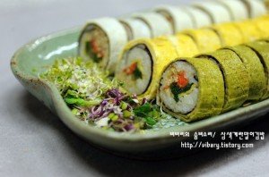 Думаете это японские суши? Нет это корейское национальное блюдо "ким паб". Вот оно то и самое близкое к "русским" суши. Основное различие - Размер, бывают в диаметре до 8 см. Обязательное наличие яйца, вернее омлета. В начинку можно не только как у нас солёную рыбу но и рыбные консервы или вообще сосиски.
Путешествуйте господа не только по интернету но и по миру. Это очень интересно.