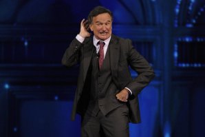Робин Уильямс один раз даже сыграл комика-стендапера в фильме "Человек года". И то с чего он начинал ему помогало и в дальнейшей работе, он часто импровизировал на съемочной площадке.