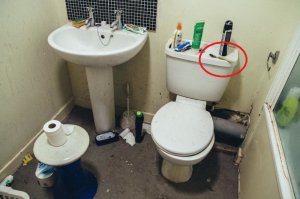 ды у первого ложка на толчке  понятно че все эти свиноты - наркаши