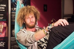 Бомжара какой то)))