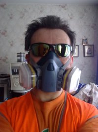 А это я. Досаждает пыль которая образуется по весне от поднятых ветром высохших реагентов которые сыпят всю зиму.
Весь апрель пылевые бури гоняет ветер, пока не начнут поливать улицы. Так что иногда одеваю респ, катаясь на велосипеде.
Вид конечно дикий, но сморкаться песком, солью и графитом  вреднее.