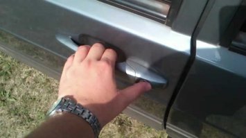 Многие  просто не умеют правильно пользоваться такой ручкой и частенько отрывают ручки  А всего то... просто надо так--!