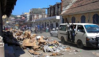Почитайте "Гаити. 20 дней в АДУ!" репортаж-повествование путешественника Никиты Дёмина. 
После прочтения НИКОГДА не возникнет желания посетить Гаити.