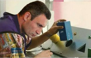 При поступлении в школу милиции было предложено вставить шарик, куб и
пирамидку в отверстия - круглое, квадратное и треугольное.
Все поступившие разделились на сильных и умных.

а оправдание генерала про нормативы само по себе заслуживает отличной оценки :) без всякого сарказма.
серьёзно. если у УАЗа можно оторвать ручку, то надо изменить конструкцию ручки.