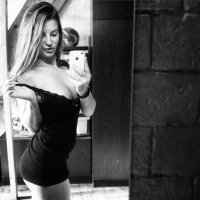 неужели ей кажется,что у нее красивое выражение лица?(