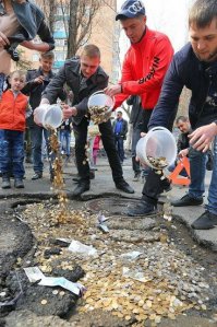 В Красноярском крае яму на дороге прикрыли деревянным помостом