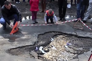 В Красноярском крае яму на дороге прикрыли деревянным помостом