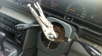 Ну мало того, что они там вверх ногами ходят - так и это видимо уже в привычку вошло:
________________________
38-летний водитель из Южной Австралии был взят под стражу после того, как его остановили полицейские и обнаружили, что у автомобиля, которым он управлял, отсутствует рулевое колесо. Как сообщает местный журнал CarAdvice, это не единственная неисправность, которую позже обнаружили в машине.
