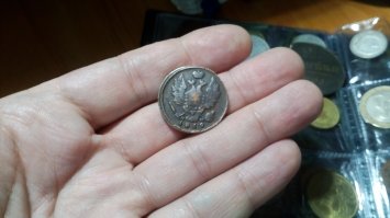 Количество корон смущает. Почему именно три? Количество субъектов или органов управления государством? Когда-то одна была...