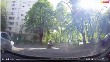 смысл в том, что регу надо было взять правее. если бы вместо мота был авто, они бы встали лоб в лоб. а в данном случае рег притёр мота к авто слева, хотя у мота было преимущество