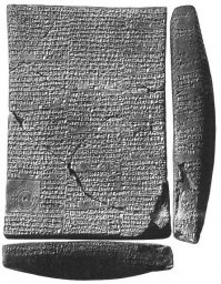 1. Математический папирус Ринда; 1550 г. до н. э., Британский музей. Содержит решения 84 задач, вычисления площадей и объемов
2. Древневавилонский математический текст
3. Древневавилонский клинописный текст. На изображенном участке содержится 16 задач с решениями, относящихся к расчету плотин, валов, колодцев. Задача, снабженная чертежом, относится к расчету кругового вала. Британский музей
4. Средняя погрешность в ориентировании великих пирамид по сторонам света достигает двух угловых минут. Это совершенно невероятная точность даже для современных строителей. Такая точность просто не нужна, поскольку на глаз ошибка не то что в минуты, но и в несколько градусов совершенно незаметна! Смотрит северная сторона храма на север – и ладно, чего еще надо? Однако древние египтяне зачем-то добивались совершенно неимоверной точности в ориентировке: погрешность в две угловые минуты – это всего 0,015 %. Даже если бы ошибка была в тысячу (!) раз больше, этого невозможно было бы заметить на глаз, но строительство при этом облегчилось бы на порядок, поскольку при увеличении точности затраты растут по экспоненте.
Древние египтяне, построившие великую пирамиду, современных строителей побили по всем статьям. «Юго-восточный угол немного не дотягивает до прямого и составляет 89°56'27''. Размер северо-восточного угла 90°3'2'', юго-западного – 89°56'27'', а вот северо-западному не хватает двух секунд – 89°59'58''».

Палочками на песке, говорите?