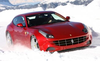 Ferrari FF.
Могучий мотор V12 6.3 и роботизированная коробка передач F1 с двумя сцеплениями (отнесённая к задней оси) позволяют суперкару Ferrari FF набирать сотню за 3,7 с и развивать 335 км/ч. У его предшественника было 4,2 с и 320 км/ч соответственно.
Первый полноприводный(!) жребец.