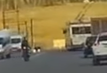 мотоцикл в крайней левой, автобус туда перестроился, не уступив мотоциклу.