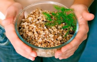 Берем: 1 стакан гречки, 2 стакана ХОЛОДНОЙ кипяченеой воды, соль по вкусу.

Готовим: гречку перебираем и промываем. Засыпаем в НЕразогретую кастрюлю и заливаем водой, предварительно растворив в нем соль. Оставляем часа на 4. Удобно запаривать гречневую крупу на ночь. Утром готов завтрак!
