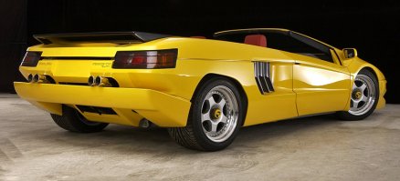 Автомобиль Cizeta Moroder V16T был создан фирмой Чизета основанной двумя выдающимися итальянсами — композитором, поэтом, кинопроизводителем, художником, предпринимателем Джорджио Мородером и гениальным конструктором Клаудио Дзамполли. В середине 1980-х они загорелись мыслью о создании поистине уникального суперкара поражающего воображение того времени своими характеристиками, инновационными идеями и бесконечной роскошью.