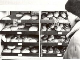 Квас в бидончиках. Хлеб.