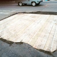 Всё таки сильна в России традиция тратуары  и дороги из дерева мостить.