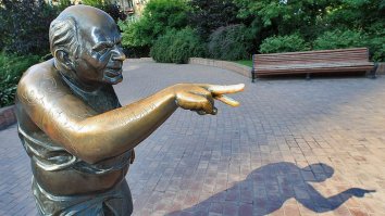 может и памятник на Мосфильмовской снести?(((