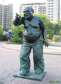 Памятник Евгению Павловичу Леонову — скульптура в честь легендарного актера театра и кино Евгения Павловича Леонова. Открытие состоялось в 2001 году. Скульптор Екатерина Чернышёва[1].

Памятник располагался на Аллее кинозвезд, находящейся на Мосфильмовской улице. Скульптура представляла одну из знаменитых ролей Евгения Леонова в фильме «Джентльмены удачи». Интересно, что на руках памятника можно разглядеть разнообразные «наколки».