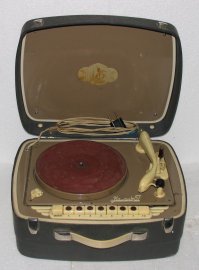 У друга в гараже до сих пор такая вот "на ходу" и пластинки есть старые из полимера синие такие, которые еще по почте раньше пересылали.