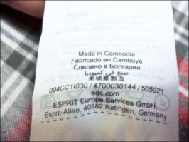 Тоже анекдот напомнило:
Полицейский на месте ДТП пишет рапорт:
"...Руки на проезжей части, ноги на проезжей части, туловище на проезжей части , голова на трута.. на троту.. (пинает голову ногой) на проезжей части..)