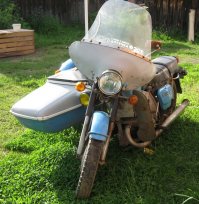 Купил в прошлом году у фишкянина, когда по городу в гаи тащили был прям звездой =) Осталось только понять почему не заводится и почему переднее колесо на скорости начинает "верещать". В прошлом году видел Явы-старушку в центре Москвы. А вообще в Москве проще роллс-ройс встретить, чем иж с коляской...