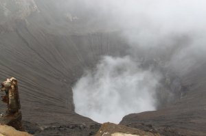 Был там года 3-4 назад, там на лошадке совсем немного подвозят, особенно ленивых, метров 100, на сам вулкан идет вполне себе цивильная лестница. А до площадки на мотобайках подвозят. Но окрестности, особенно в пасмурную погоду очень впечатляют - прямо таки мордер какой-то. Ну и с прогулочной площадки в жерло глянуть тоже прикольно (естественно не в извергающееся :) )