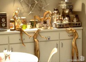 толи эта девушка ростом 2.30 толи она зашла к ним =)
||
\/