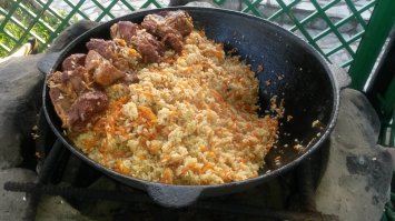 Готовил 7 мая,на 30 человек,обычное растительное масло,рис кубанский круглозерный.Через 30 минут ниосталось ничего!!Все довольны)))