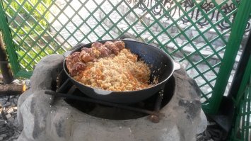 Готовил 7 мая,на 30 человек,обычное растительное масло,рис кубанский круглозерный.Через 30 минут ниосталось ничего!!Все довольны)))