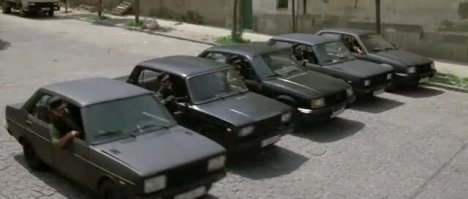 да тут не только семерка, вон рядом москвич 41-й! А вобще наш хлам довольно часто в зарубежном кино используют как дешевый реквизит. В "перевозчике" наши ведра били, потом в каком то из Бондов действия которого в Мск проходили очень много шестерок покрошили, так что ничего удивительного!