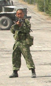 Я увеличил фрагмент фотографии специально для доморощенных нацистов и любителей мерить черепа. Да-да — это и есть РУССКИЙ солдат.Только русский человек способен на ПОСТУПОК!