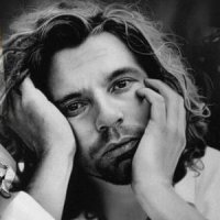 Майкл Хатченс (37 лет), солист популярной австралийской рок-группы "INXS", обладатель уникальной сексуальной харизмы. Покончил с собой, находясь в состоянии депрессии и под действием наркотиков и алкоголя (официальная версия).