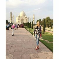 "Ищу спонсора, нужны новые джинсы".
П.С. Шутка! Ну, молодец же девочка - красавица, спортсменка (обожаю волейбол). Ну, не лучшие фотки здесь поместили, что ж теперь? Зато фото с мячом и фото в купальнике на конкурсе - класс!