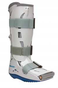 не уверен, но возможно на ноге гипс