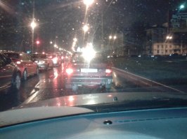 Вместо стопака вверху под стеклом белый прожектор. Таких я бы стерилизовал. То ли инструктор в автошколе нормальный был, то ли просто разум, но если у меня проблемы со светотехникой, не успокаиваюсь, пока не устраню.