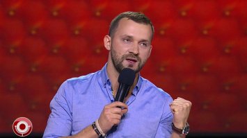 Похож на Руслана Белого из Камеди. Может кто нибудь потролит его в сценках этого шоу как он однажды некого "Мразиша"-то ли молдавского, то ли румынского педика. ))))
