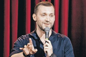 Похож на Руслана Белого из Камеди. Может кто нибудь потролит его в сценках этого шоу как он однажды некого "Мразиша"-то ли молдавского, то ли румынского педика. ))))