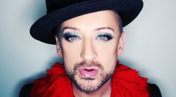 Похож на Руслана Белого из Камеди. Может кто нибудь потролит его в сценках этого шоу как он однажды некого "Мразиша"-то ли молдавского, то ли румынского педика. ))))