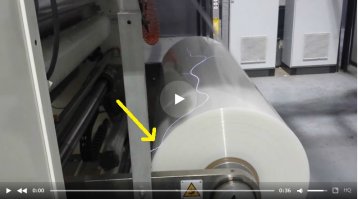 оборудование заземлено. но сама пленка электричество не проводит - поэтому мы и видим "молнии" от разрядов на поверхности пленки - когда напряжение становится достаточно высоким и начинает пробивать расстояние до металлической части станка.

на фото показал стрелкой место, где разряд "стекает" с пленки на металл.