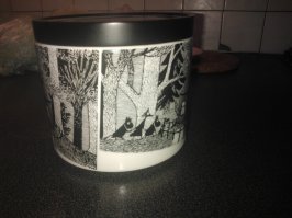 Простите, что все фото ставлю -дочка из Стокгольма такую баночку привезла - но она со всех сторон смотрится.