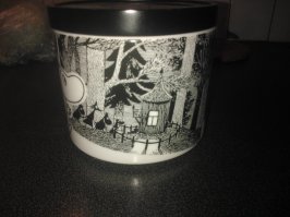 Простите, что все фото ставлю -дочка из Стокгольма такую баночку привезла - но она со всех сторон смотрится.